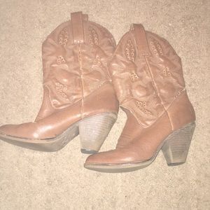 Used cowgirl boots size 7